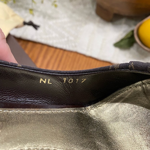 AUTHENTIC Louis Vuitton Monogram Mini Lin Women
Canvas Pumps with gold buckle. - Picture 6 of 8